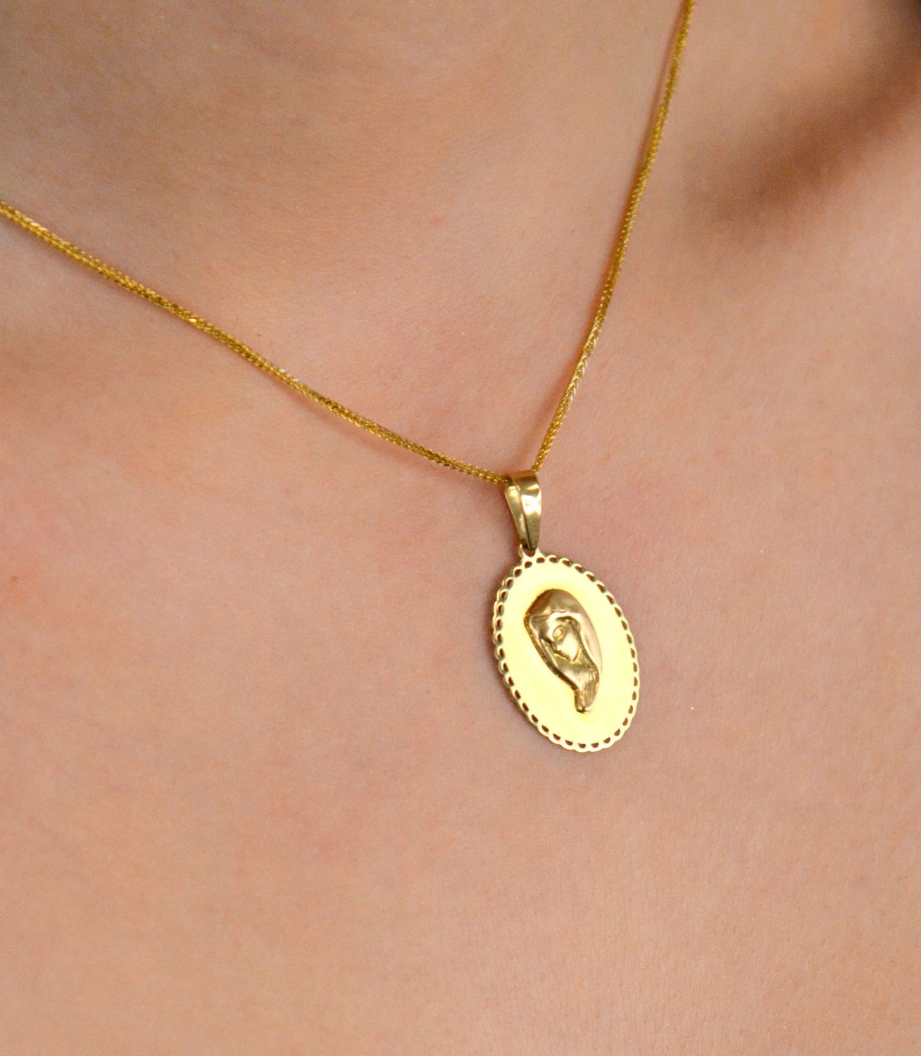 Medalik złoty Matka Boska pr 585, ZA 5649 585 Złota zawieszka 585 medalik z Matką Boską. Medalik będący wspaniałą pamiątką i prezentem z okazji chrztu1.jpg